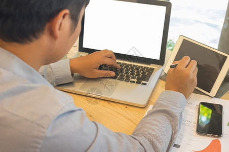 工作窗户屏幕亚洲商人使用咖啡馆的笔记本电脑和工具将信息输入膝上型电脑供网搜索利用笔记本电脑浏览软焦点图像亚洲商人使用笔记本电脑浏图片