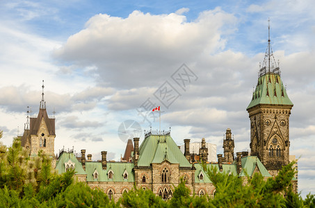 参议院门户14加拿大渥太华议会厦东区建筑段加拿大渥太华议会厦风景美的东段楼顶在树上浮出一面背景是白云天空政治图片