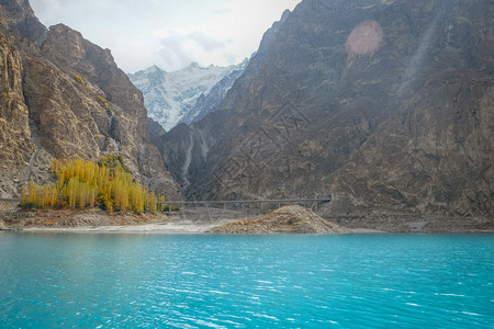 地标环境河巴基斯坦HunzaValleyGilgitBaltistanGojalKarakoram山脉的雪冠对季秋天阿塔巴德湖绿图片