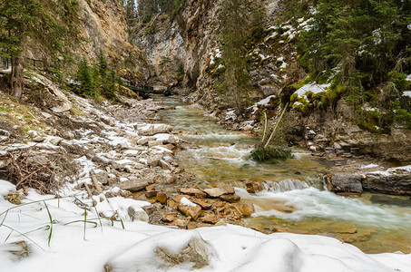 流动的早期加拿大艾伯塔邦夫公园JohnstonCanyon早期冬季的约翰斯顿峡谷足迹景象加拿大艾伯塔阿尔图片