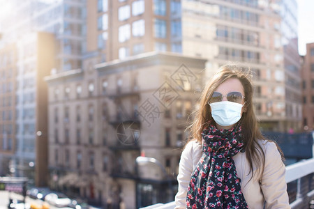 纽约市轨青年妇女穿着防止的面具在纽约空荡的女青年她们身穿防的面具在纽约空荡的女青年旅行图片