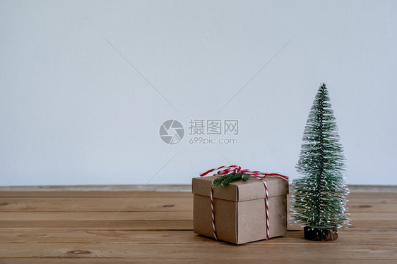 配件季节自然欢乐新年装饰品概念Gift盒子配有fir树形的Fir标本在现代生锈棕褐灰宝石设计文本背景复制空间上参加党季图片