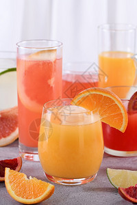 假期小酒杯在新鲜脱氧柑橘汁中清新鲜的榨橙汁来自西里桔葡萄油柠檬食物图片