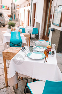 垂直的午餐意大利欧洲老城夏季空荡的户外咖啡馆意大利旅游胜地夏季空荡的户外咖啡馆景观图片