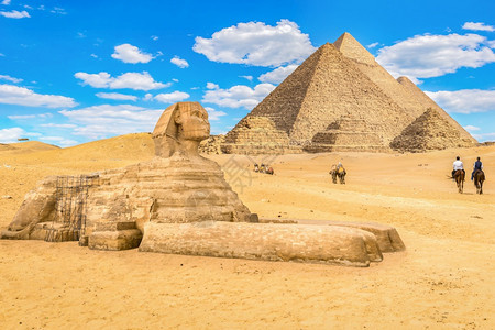 之中墓外部的马骑在吉萨金字塔和斯芬克之间开罗马骑在金字塔之间图片