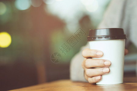 卡布奇诺女士食物举着咖啡纸杯的男子手图片