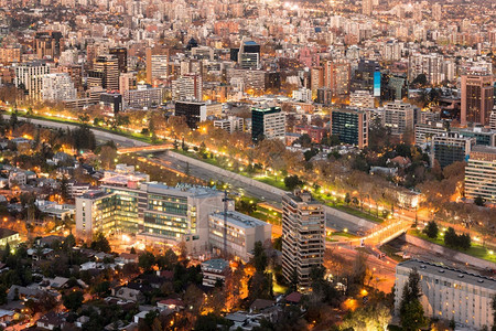 智利圣地亚哥大都会区智利首圣亚哥夜间拥挤的普罗维登西亚区和马波乔河全景塔公寓平坦的图片