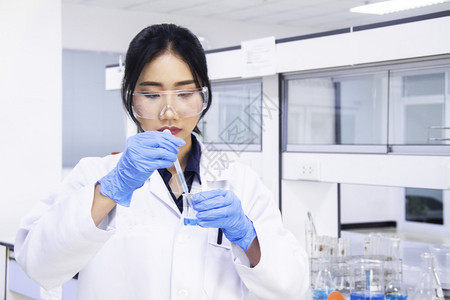 液体蓝色的干净现代白色医学或化实验室背景的内部实验室科学家在带试管的实验室工作与亚洲女化学家的实验室概念行业图片