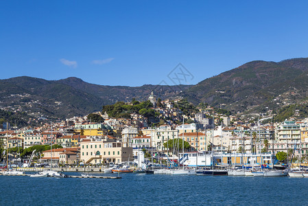 欧洲意大利圣雷莫2017年月4日从海上欣赏阳光明媚的一天乘船和游艇前往意大利古里亚山顶的圣雷莫拉皮尼亚老城和麦当娜德拉科斯塔教堂图片