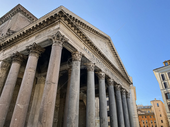 城市景观寺庙建造罗马万神殿一柱的外观大角度拍摄在罗马旅行目的地和著名罗马帝国与建筑之地的广角图片