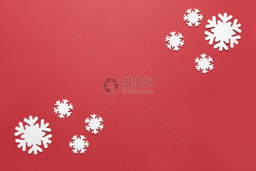 孩子们复制圣诞组成一群白色的小雪花在布贡迪红色背景上感受小空间节日新年概念水平的最小风格团体图片