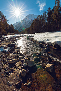 覆盖地形俄罗斯卡巴尔达厄布鲁士山附近的巴克桑阿祖河雪图片