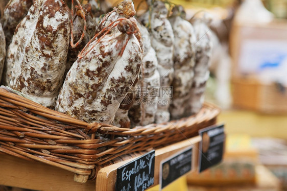 熏肉晒干在伦敦的Borough市场Saucissons是粗厚的法国香肠通常以质地形式成并配有草药新鲜的图片