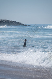 行动北岸灵魂冲浪者女孩进入海洋在乌拉杜罗海滩奥瓦尔葡萄牙冒险图片