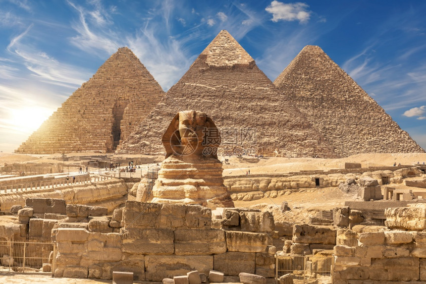 文化世界沙漠埃及吉萨一座寺庙废墟附近的吉扎斯芬克和伟大的金字塔图片
