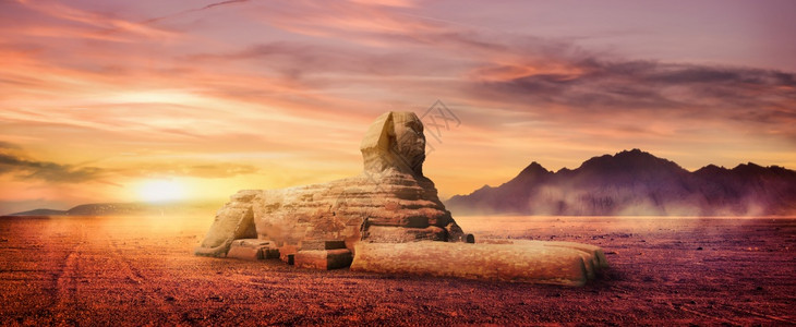 自然狮身人面像王大斯芬克在沙漠中雾日出时的埃及沙漠中大斯芬克图片