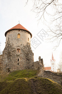 文化旅行游城市塞西斯拉托维亚街与古老城堡由岩石制造图片