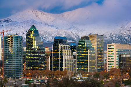 孔德斯智利圣地亚哥LasCondes智利圣地亚哥金融区办公大楼后面有LosAndes山的LosAndes山地区美洲图片