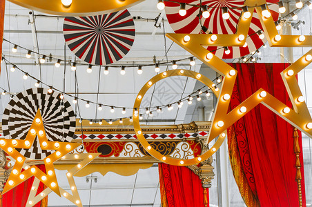 玩具模糊建造新年2019圣诞马戏团风格冬季销售新年2019和圣诞节马戏团风味的带星圣诞装饰品带灯光的圆形和浅条纹图片