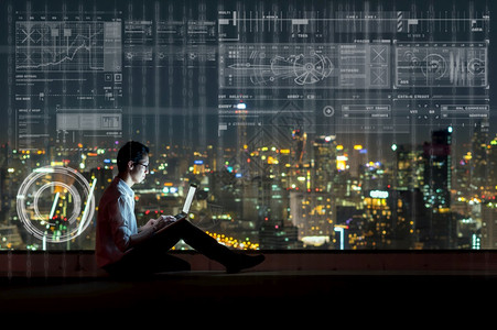 亚洲商人坐在并使用笔记本电脑在夜间城市风景背商业技术和创新概念上展示数字虚拟屏幕的亚洲商人坐着和使用手提电脑观看夜幕抓住行政人员图片