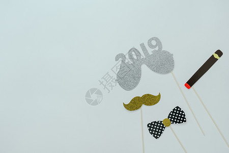 平坦的新年2019装饰品概念福拉特为现代木制白色背景的摄影亭展季提供了重要的区别对象来展示现代木制白色背景的照片亭展览会赛季假期图片