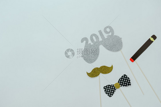 平坦的新年2019装饰品概念福拉特为现代木制白色背景的摄影亭展季提供了重要的区别对象来展示现代木制白色背景的照片亭展览会赛季假期图片