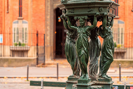 带饮用水的古董华莱士喷泉妇女团体雕塑巴黎秋天妇女团体雕塑巴黎秋天城市的外部梧桐图片