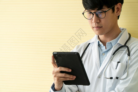 医师笔记本电脑亚洲年轻医生使用平板电脑检查患者健康的数据和信息医疗数字技术和通信概念临床图片