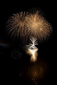 庆典焰火清黑背景的欢乐节和Brno大坝消防员比赛捷克布诺大坝BrnoDam于20年9月17日一种图片