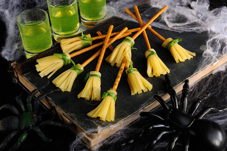 服务以奶酪和面包草制成的扫帚提供零食饮料的原始想法派对起司图片