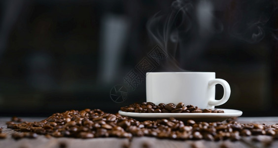 喝香气复制空间白色杯子含咖啡和在木制黑桌上的谷物咖啡蒸汽复制文本空间剪接图片