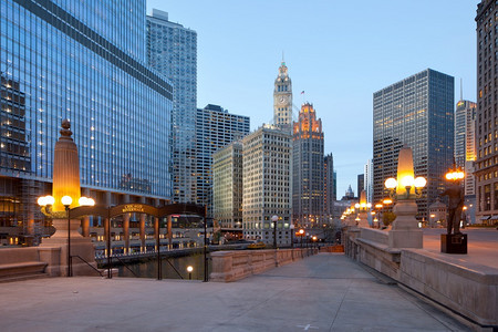 河边步道箭牌高楼美国伊利诺州芝加哥河道和市区办公楼的景象地点图片