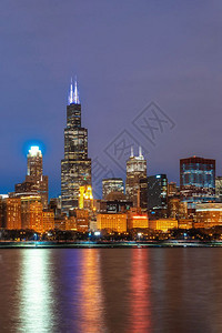 大都会地标美国伊利诺斯州密歇根湖一带美丽的黄昏时芝加哥城市景河边商业建筑和与旅游概念造图片