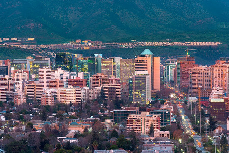 智利圣地亚哥LasCondes富裕区的住宅和办公楼视图智利圣地亚哥的LasCondes城市的角度办公室图片