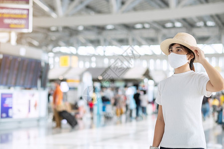 卫生保健医疗的在机场终点站戴面罩保护科罗纳感染准备旅行新正常的亚洲女旅行者以及根据COVID19概念进行旅的年轻成女青妇运输图片