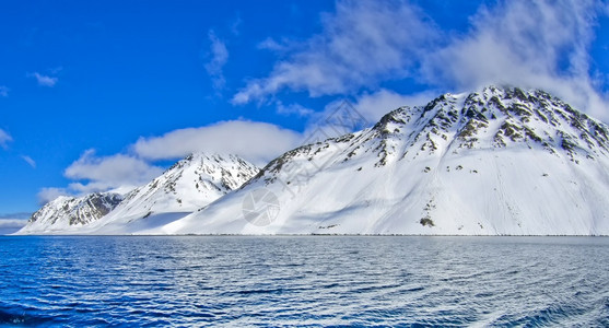 斯瓦尔巴群岛的冰山景色图片