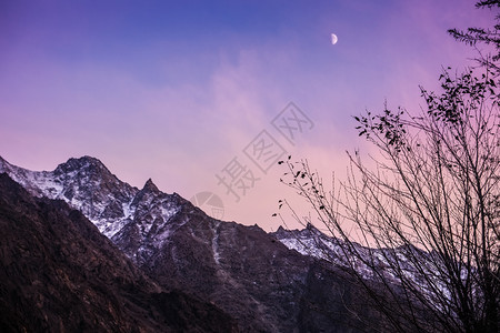 蜜月蒙户外巴基斯坦上HunzaGilgitBaltistanKarakoram山脉Pasu村雪盖山上月亮升起图片