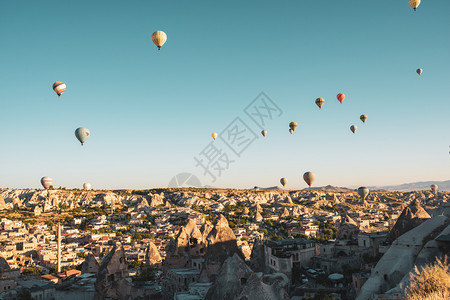 美丽的黄昏GoremeCapapadocia土耳其气球节2019热气球高在天空中飘浮的热气球爬坡道图片