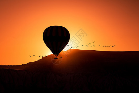 烟囱航班目的地GoremeCapapadocia土耳其气球节2019热气球高在天空中飘浮的热气球图片