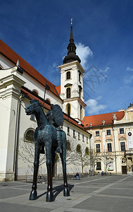 景观捷克布尔诺市中心欧洲圣托马斯教堂和卢森堡MarkrabeJosta的雕像在卢森堡电车全景图片