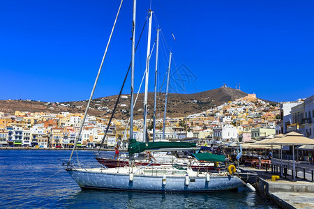 海岸风景希腊旅行港埃尔穆波利镇塞罗斯岛赛克拉底首府为Syros号帆船2016年月爬坡道图片