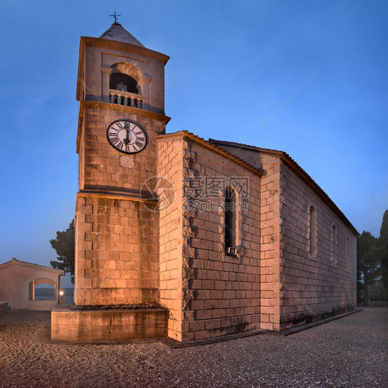 历史灯亚得里海上午在克罗地亚达尔马提奥米斯附近的SvetiRoko教堂图片