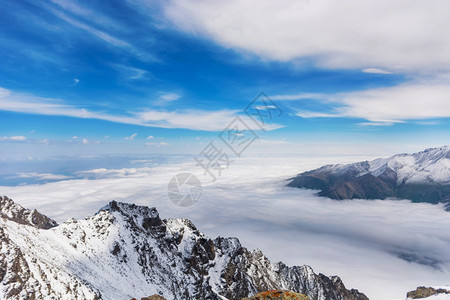 活动吉尔斯坦的山景谷中岩石雪和头山全景吉尔斯坦阿拉图山天阿拉米丁吉尔斯坦的山景全观旅游图片