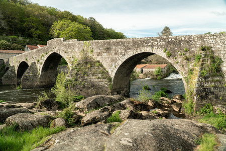 真实的老式旅游古PonteMaceira桥加利西亚岛班牙安提克石桥18世纪圣地亚哥卡米诺山脚图片