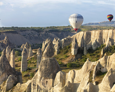 自然丰富多彩的结石色气球在黎明时分飞过爱谷土耳其卡帕多西亚Cappadocia一个气球正在飞越卡帕多西亚Capapadocia的图片