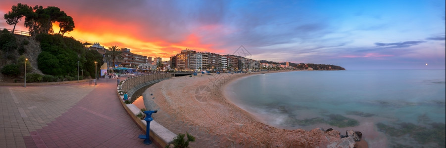 西班牙加泰罗尼亚Mar海滨LloretdeMarSeafront西班牙加泰罗尼亚拉特德马岛的全景最受欢迎CostaBrava度假图片