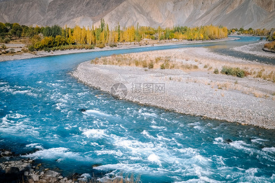 印度教吉尔特河蓝色水流经巴基斯坦吉尔特巴提斯坦GhizerGhizer巴尔蒂斯坦旅游图片