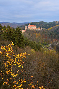 建造美丽的古老城堡在森林中与秋天风景的美丽古老城堡潘斯捷因欧洲捷克历史的蓝色图片