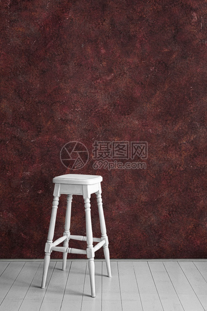 白色的赤土石膏墙背景上的高白色木凳带有垂直复制空间用于文本酒吧椅在灰泥墙的背景上长凳在木地板上的空房间内部样机棕色石膏墙背景上的图片