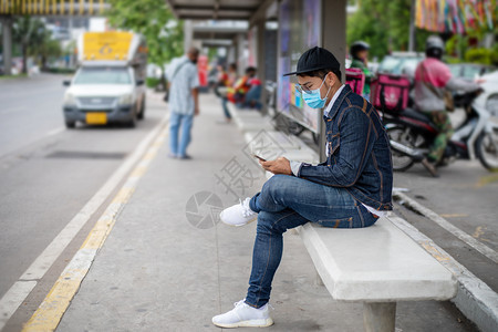 户外戴口罩预防的男性青年图片